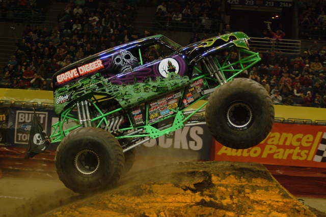 Blue Thunder (Vaters), Monster Trucks Wiki