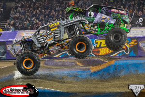 Max-D vs. Grave Digger - Anaheim Monster Jam 2015